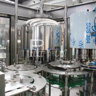 Chaîne de production en plastique de l'eau minérale de la bouteille 4000BPH Monoblock 2L rinçant le capsulage remplissant fournisseur