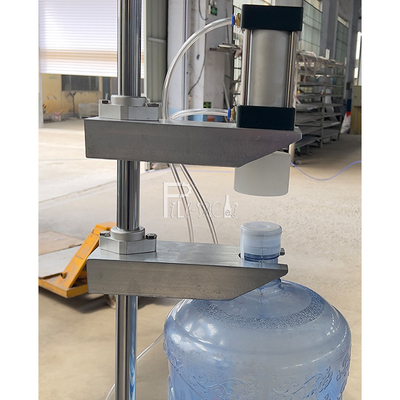 Bouteille en plastique automatique 3 gallons 5 gallons équipement de capsulage de machine d'eau en bouteille de 20 litres pour la machine de remplissage de gallon fournisseur