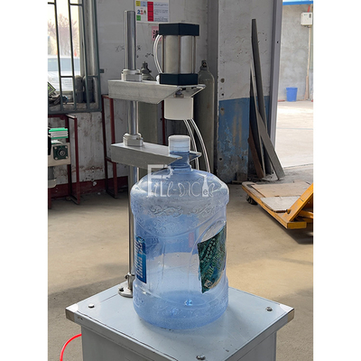 Bouteille en plastique automatique 3 gallons 5 gallons équipement de capsulage de machine d'eau en bouteille de 20 litres pour la machine de remplissage de gallon fournisseur