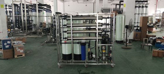 Installation de traitement de l'eau de RO de l'eau potable 2000LPH avec la membrane 4040 pour l'usine de l'eau fournisseur