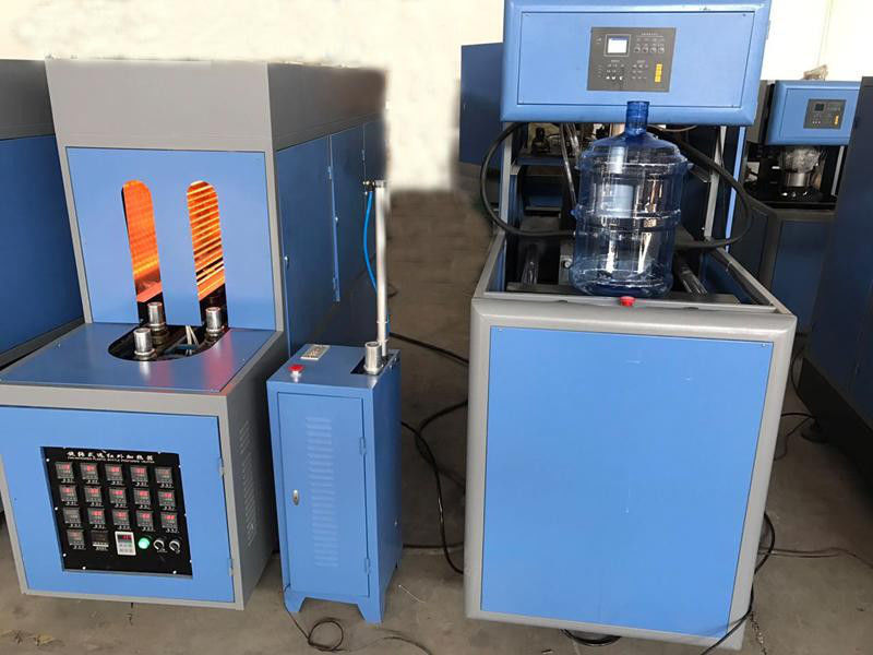1 machine de soufflement de bouteille du gallon 1.0Mpa de la cavité 3-5 avec la machine auxiliaire fournisseur