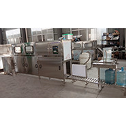 Une route 120 BPH machine de remplissage de l'eau de 5 gallons